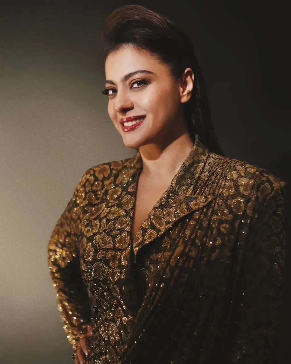 KAJOL DEVGAN PHOTOS IN BLACK SAREE